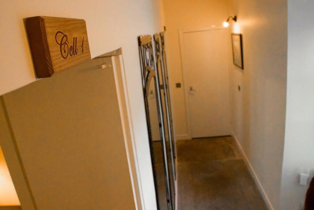 The Old Jail Apartment, إنفيراري المظهر الخارجي الصورة