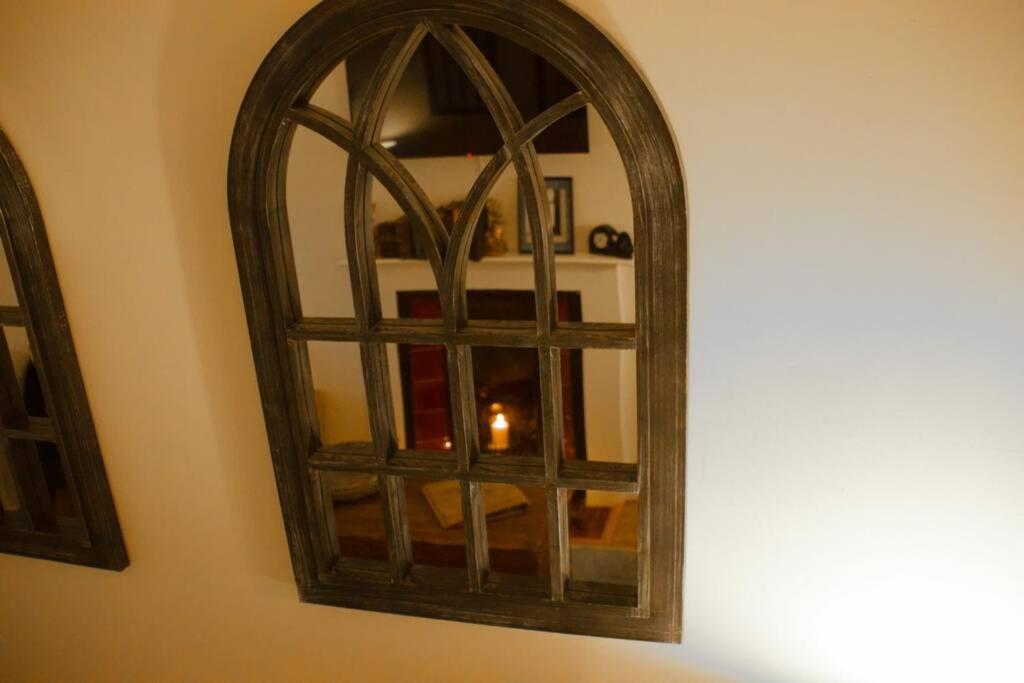 The Old Jail Apartment, إنفيراري المظهر الخارجي الصورة